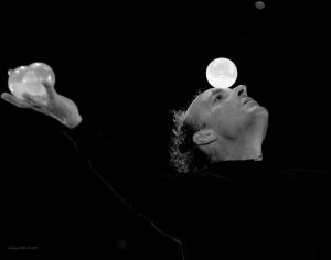 Spectacle de jonglage présenté par Emmanuel Delatouche lors du festival Aniver'Cirk